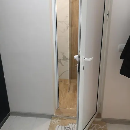 Затворен *